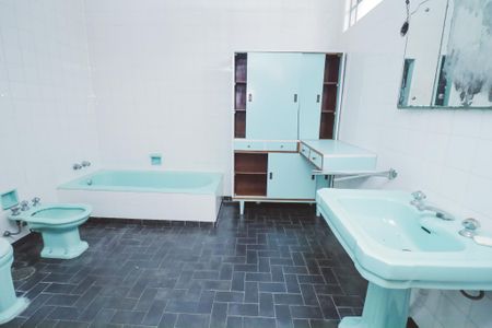 Casa à venda com 254m², 4 quartos e 2 vagas Casa à venda com 254m², 4 quartos e 2 vagasBanheiro da Suíte