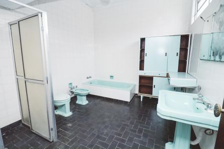Casa à venda com 254m², 4 quartos e 2 vagas Casa à venda com 254m², 4 quartos e 2 vagasBanheiro da Suíte