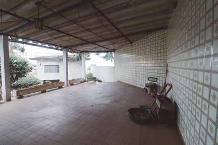 Casa à venda com 254m², 4 quartos e 2 vagas Casa à venda com 254m², 4 quartos e 2 vagasGaragem