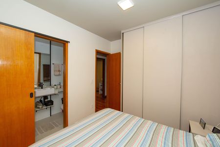 Apartamento à venda com 220m², 4 quartos e 3 vagas Apartamento à venda com 220m², 4 quartos e 3 vagasSuíte