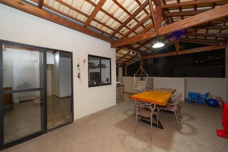 Apartamento à venda com 220m², 4 quartos e 3 vagas Apartamento à venda com 220m², 4 quartos e 3 vagasCobertura