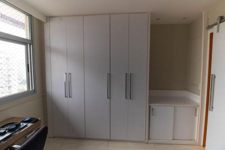 Apartamento à venda com 331m², 5 quartos e 3 vagasQuarto 1