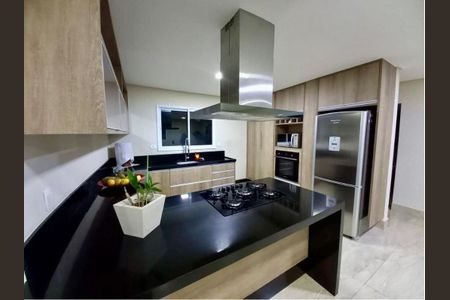 Casa à venda com 3 quartos, 300m² em Suru, Barueri