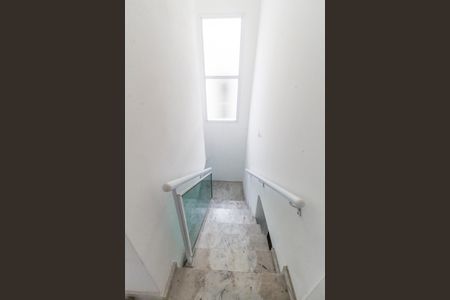 Casa de condomínio à venda com 70m², 2 quartos e 2 vagas Casa de condomínio à venda com 70m², 2 quartos e 2 vagasEscada