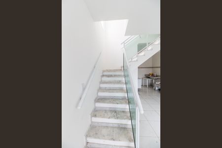 Casa de condomínio à venda com 70m², 2 quartos e 2 vagas Casa de condomínio à venda com 70m², 2 quartos e 2 vagasEscada