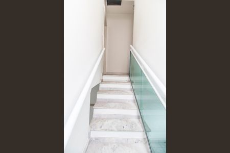 Escada de casa de condomínio à venda com 2 quartos, 70m² em Chácara do Solar Ii (fazendinha), Santana de Parnaíba