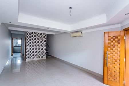 Casa à venda com 228m², 3 quartos e 4 vagas Casa à venda com 228m², 3 quartos e 4 vagasSala