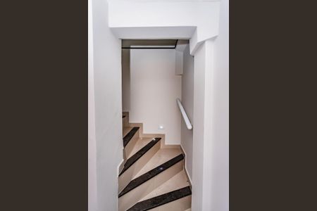Casa à venda com 228m², 3 quartos e 4 vagas Casa à venda com 228m², 3 quartos e 4 vagasEscada
