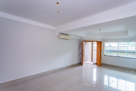 Sala de casa à venda com 3 quartos, 228m² em Chácara Inglesa, São Paulo