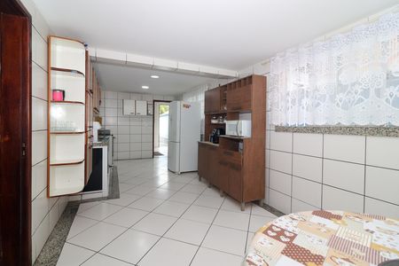 Casa à venda com 380m², 4 quartos e 4 vagas Casa à venda com 380m², 4 quartos e 4 vagasCozinha
