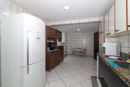 Casa à venda com 380m², 4 quartos e 4 vagas Casa à venda com 380m², 4 quartos e 4 vagasCozinha