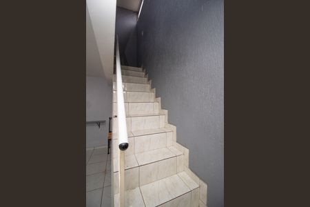 Casa à venda com 128m², 3 quartos e 2 vagas Casa à venda com 128m², 3 quartos e 2 vagasEdícula - Escada