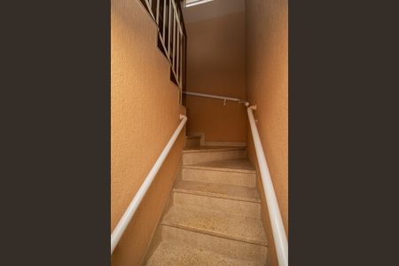 Casa à venda com 128m², 3 quartos e 2 vagas Casa à venda com 128m², 3 quartos e 2 vagasEscada