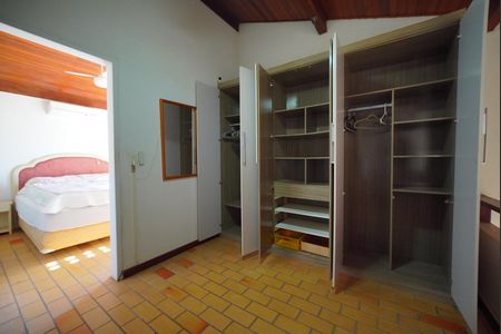 Casa para alugar com 209m², 4 quartos e 2 vagasCloset da suíte