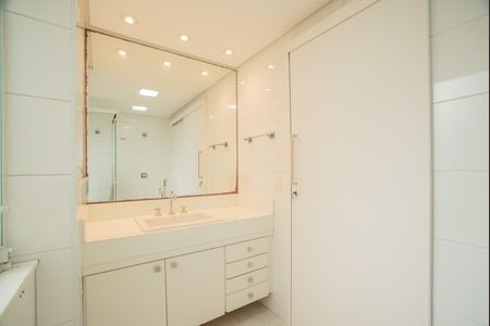 Apartamento à venda com 148m², 2 quartos e 2 vagas Apartamento à venda com 148m², 2 quartos e 2 vagasBanheiro da Suíte