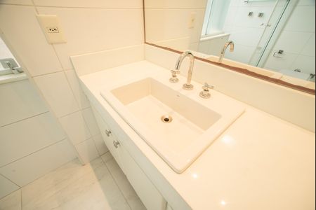 Apartamento à venda com 148m², 2 quartos e 2 vagas Apartamento à venda com 148m², 2 quartos e 2 vagasBanheiro da Suíte