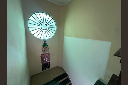 Casa para alugar com 287m², 4 quartos e 8 vagas Casa para alugar com 287m², 4 quartos e 8 vagasEscada