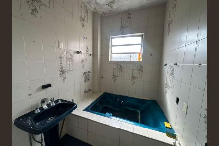 Casa para alugar com 287m², 4 quartos e 8 vagas Casa para alugar com 287m², 4 quartos e 8 vagasBanheiro da Suíte 2