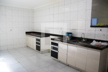 Casa à venda com 295m², 3 quartos e 1 vaga Casa à venda com 295m², 3 quartos e 1 vagaCozinha e Área de Serviço