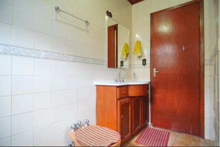Casa à venda com 177m², 6 quartos e 3 vagasBanheiro 2