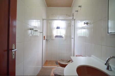 Casa à venda com 177m², 6 quartos e 3 vagasBanheiro 1