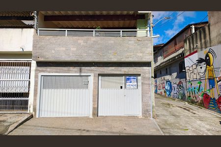 Casa à venda com 166m², 3 quartos e 2 vagas Casa à venda com 166m², 3 quartos e 2 vagasFachada