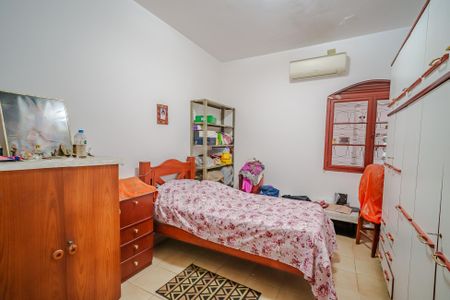 Casa à venda com 380m², 5 quartos e 3 vagas Casa à venda com 380m², 5 quartos e 3 vagasQuarto 2