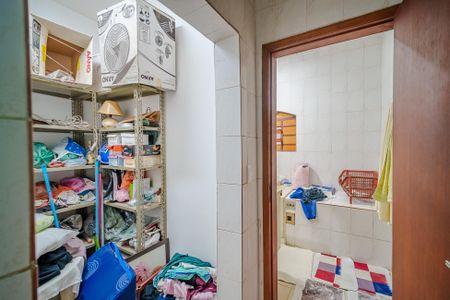 Casa à venda com 380m², 5 quartos e 3 vagas Casa à venda com 380m², 5 quartos e 3 vagasCloset