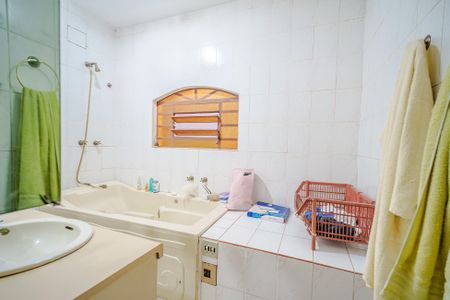 Casa à venda com 380m², 5 quartos e 3 vagas Casa à venda com 380m², 5 quartos e 3 vagasBanheiro da Suíte