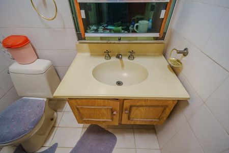 Casa à venda com 380m², 5 quartos e 3 vagas Casa à venda com 380m², 5 quartos e 3 vagasBanheiro 1