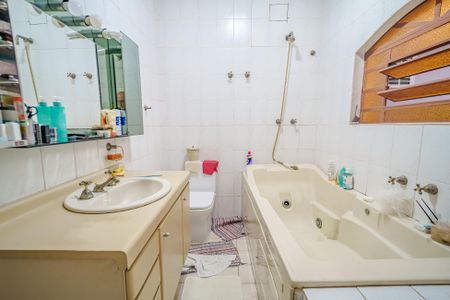 Casa à venda com 380m², 5 quartos e 3 vagas Casa à venda com 380m², 5 quartos e 3 vagasBanheiro da Suíte