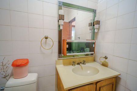 Casa à venda com 380m², 5 quartos e 3 vagas Casa à venda com 380m², 5 quartos e 3 vagasBanheiro 1