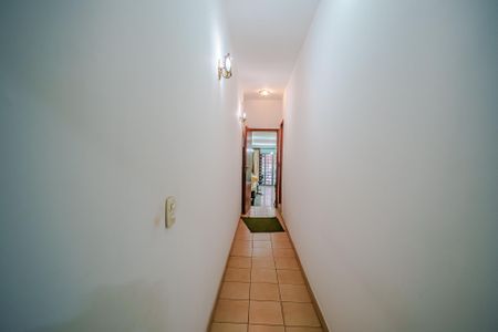 Casa à venda com 380m², 5 quartos e 3 vagas Casa à venda com 380m², 5 quartos e 3 vagascorredor