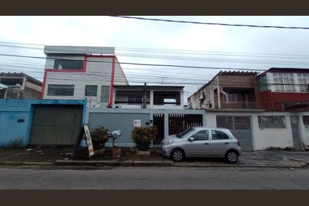 Casa à venda com 200m², 4 quartos e 1 vaga Casa à venda com 200m², 4 quartos e 1 vagaFachada