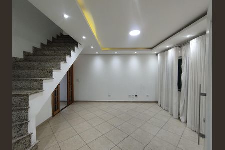 Casa à venda com 134m², 3 quartos e 2 vagasSala