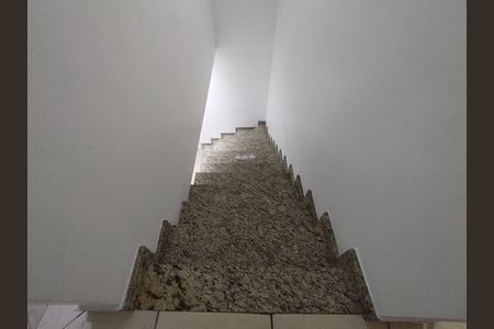 Casa à venda com 134m², 3 quartos e 2 vagasEscada 