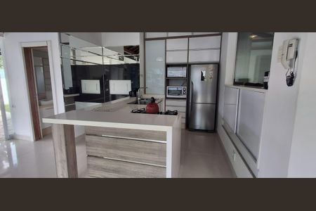 Casa para alugar com 204m², 4 quartos e 2 vagas Casa para alugar com 204m², 4 quartos e 2 vagasCozinha