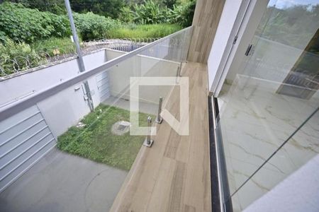 Casa à venda com 87m², 3 quartos e 2 vagas Casa à venda com 87m², 3 quartos e 2 vagasVaranda