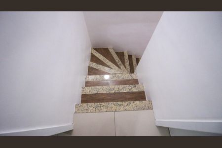 Casa de condomínio à venda com 56m², 2 quartos e 1 vagaEscada