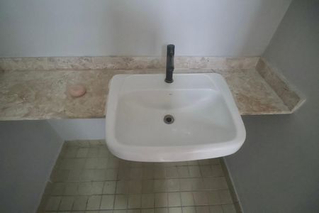 Banheiro Social de apartamento para alugar com 2 quartos, 58m² em Jardim Tres Marias, Guarujá