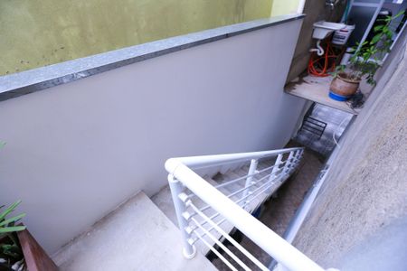 Casa para alugar com 122m², 2 quartos e 1 vaga Casa para alugar com 122m², 2 quartos e 1 vagaEscada