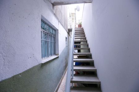 Casa para alugar com 122m², 2 quartos e 1 vaga Casa para alugar com 122m², 2 quartos e 1 vagaEscada