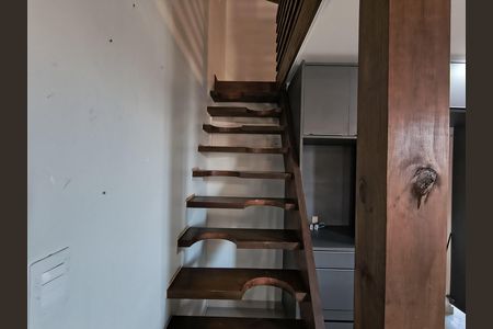 Casa para alugar com 110m², 2 quartos e 1 vaga Casa para alugar com 110m², 2 quartos e 1 vagaEscada para o Mezanino