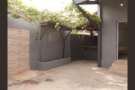 Casa à venda com 120m², 2 quartos e 2 vagaschurraqueira e jardim