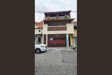 Casa à venda com 170m², 6 quartos e 1 vaga Casa à venda com 170m², 6 quartos e 1 vagaFachada