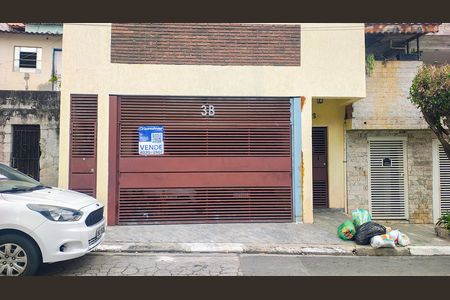 Casa à venda com 170m², 6 quartos e 1 vaga Casa à venda com 170m², 6 quartos e 1 vagaFachada