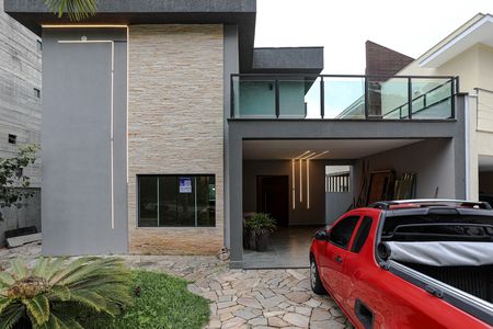 Casa de condomínio para alugar com 345m², 3 quartos e 4 vagas Casa de condomínio para alugar com 345m², 3 quartos e 4 vagasFachada