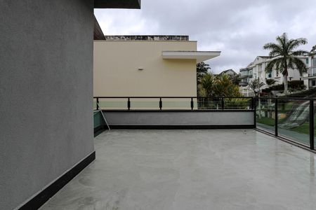 Casa de condomínio para alugar com 345m², 3 quartos e 4 vagas Casa de condomínio para alugar com 345m², 3 quartos e 4 vagasVaranda