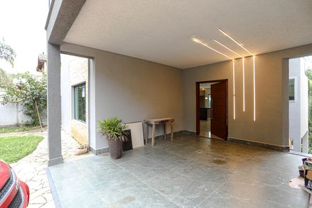 Casa de condomínio para alugar com 345m², 3 quartos e 4 vagas Casa de condomínio para alugar com 345m², 3 quartos e 4 vagasFachada