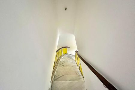 Casa para alugar com 157m², 3 quartos e 2 vagas Casa para alugar com 157m², 3 quartos e 2 vagasEscada
